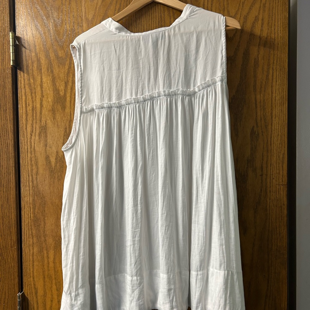 Lane Bryant loose flowy sleeveless blouse.  Size 28 - Picture 3 of 3